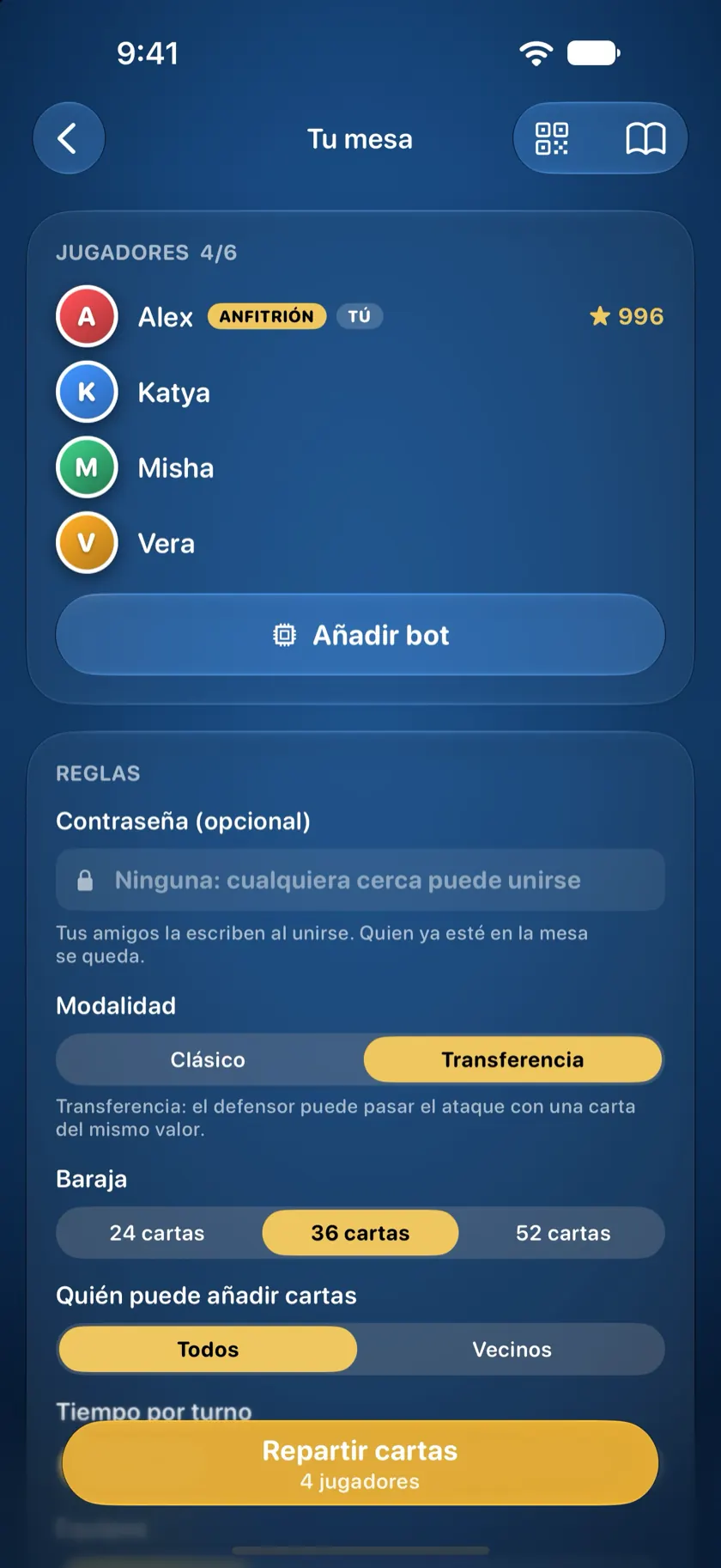 La mesa del anfitrión con cuatro jugadores sentados y las reglas de la partida