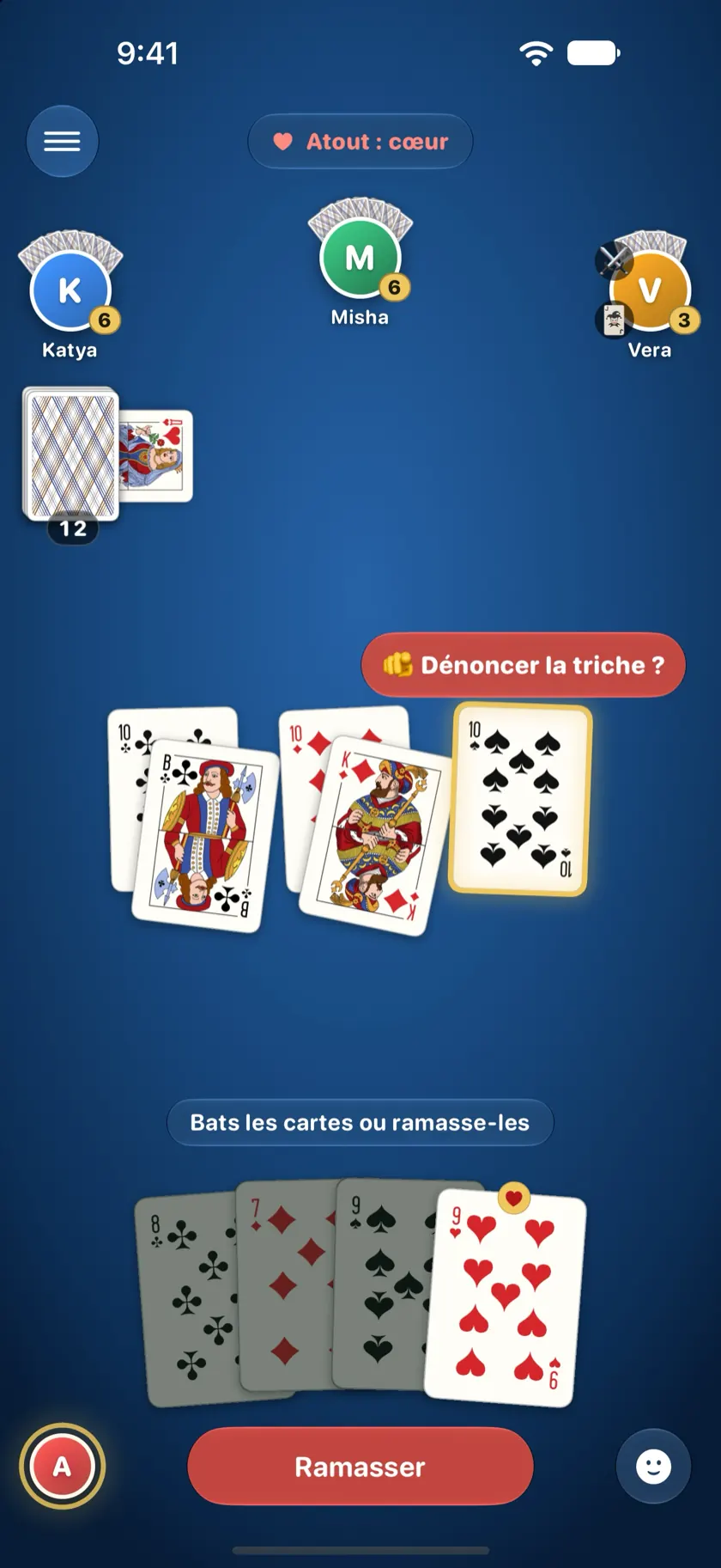 Une partie avec tricheurs : le dix de pique sur la table est en surbrillance, avec le bouton Dénoncer la triche au-dessus