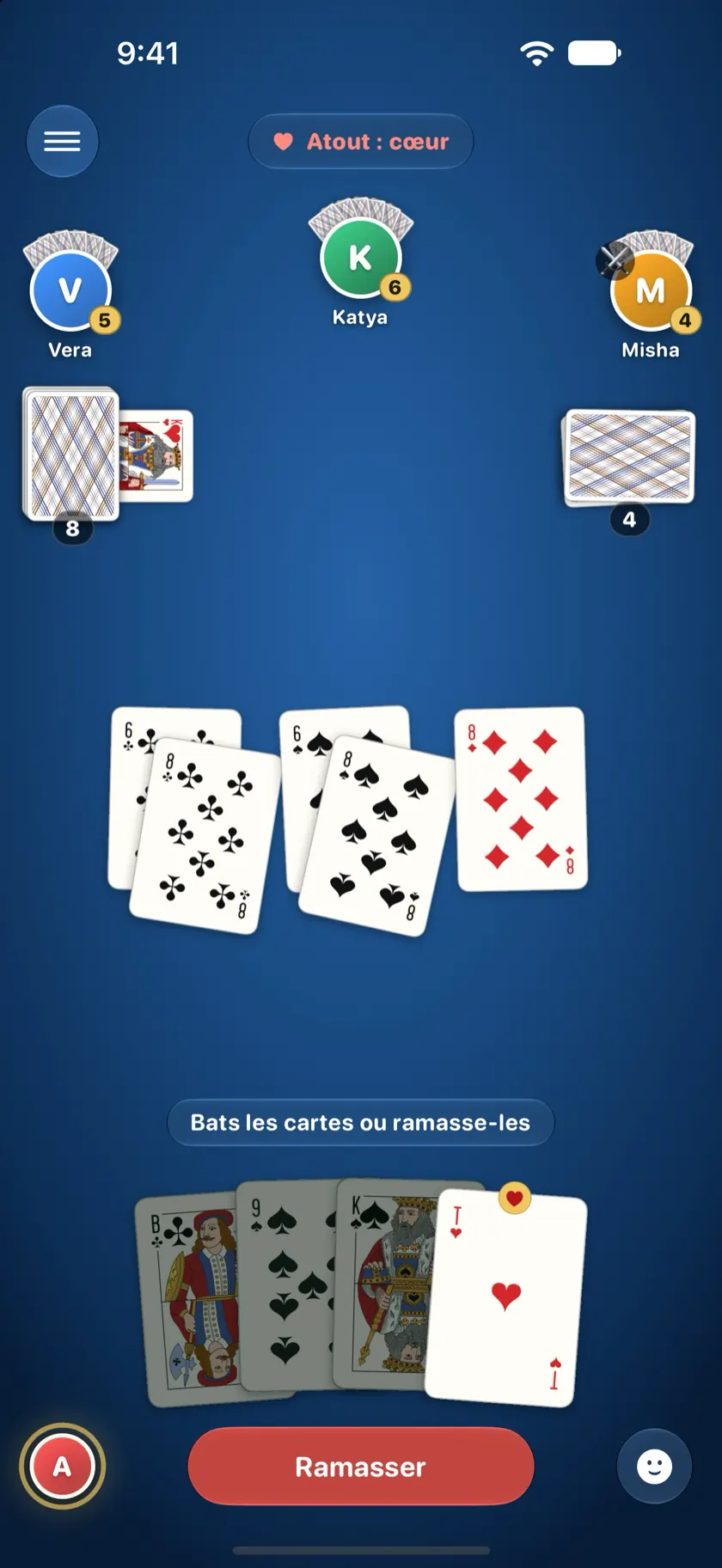 Local Durak sur l'iPhone d'Alex : quatre joueurs, trois cartes d'attaque sur la table, et Alex qui se défend