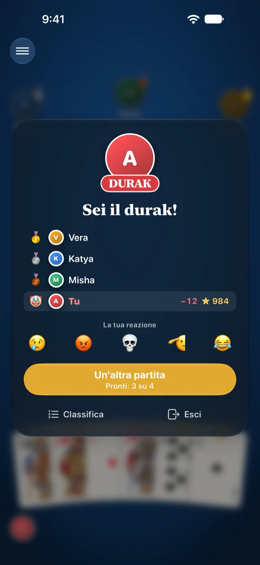 La fine di una partita: Katya è il durak, con il distintivo DURAK sulla foto e la variazione di punteggio di tutti