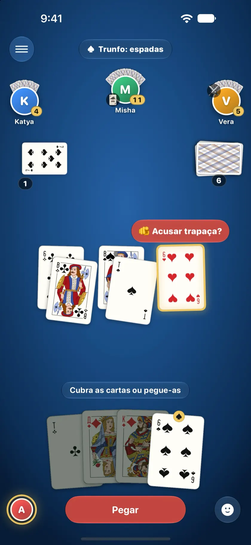 Uma partida com trapaceiros: o dez de espadas na mesa está destacado, com o botão Acusar trapaça? em cima